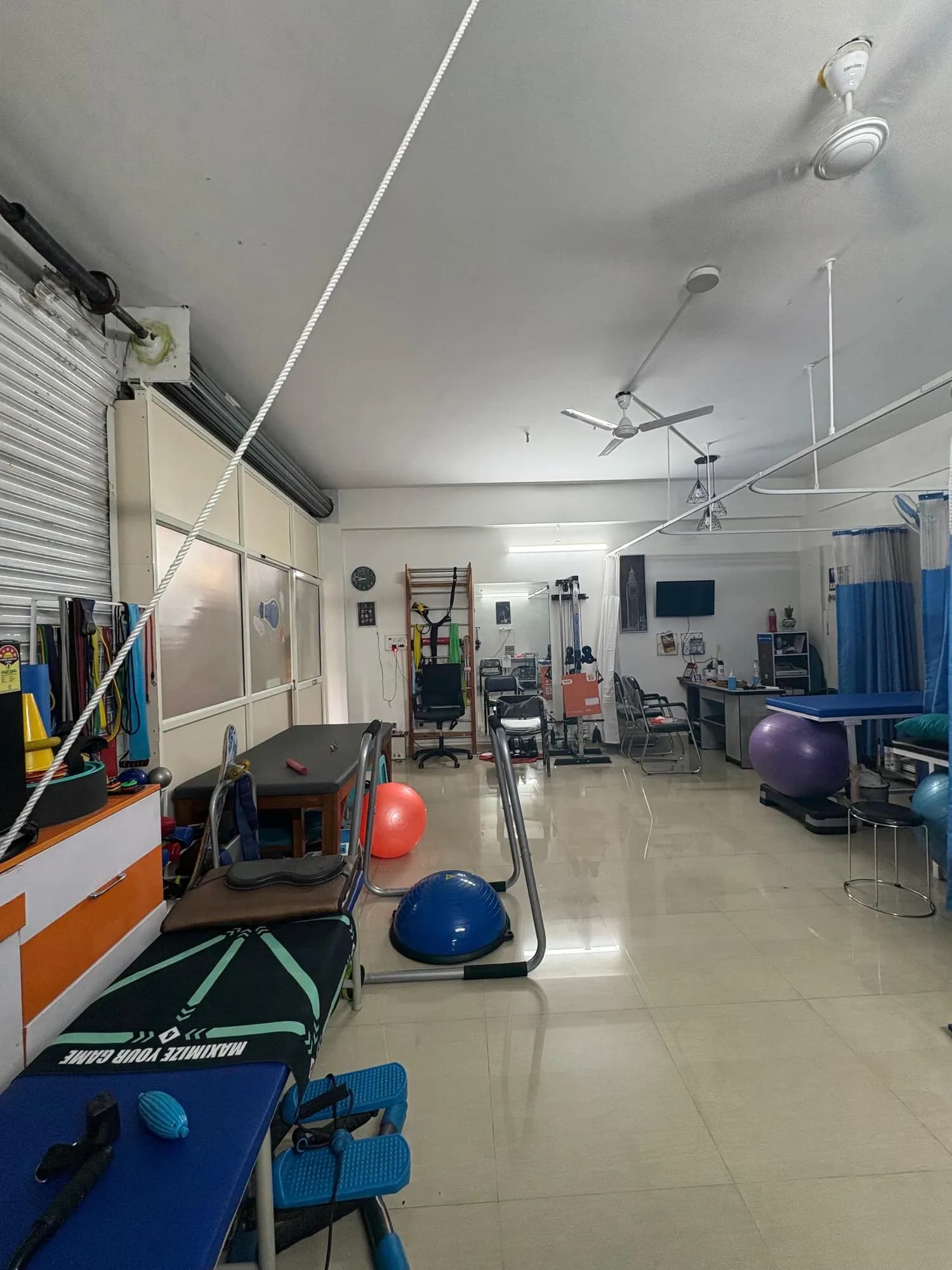 Pro Physiotherapy treatment bay — same team that visits Kadugodi & Whitefield homes Physiotherapy near Kadugodi Bengaluru — Pro Physiotherapy private treatment bay showing dry needling, manual therapy and post-op knee rehab setup by our Whitefield home-visit team